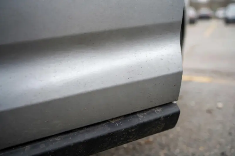 Portière de citadine après débosselage DSP sans peinture