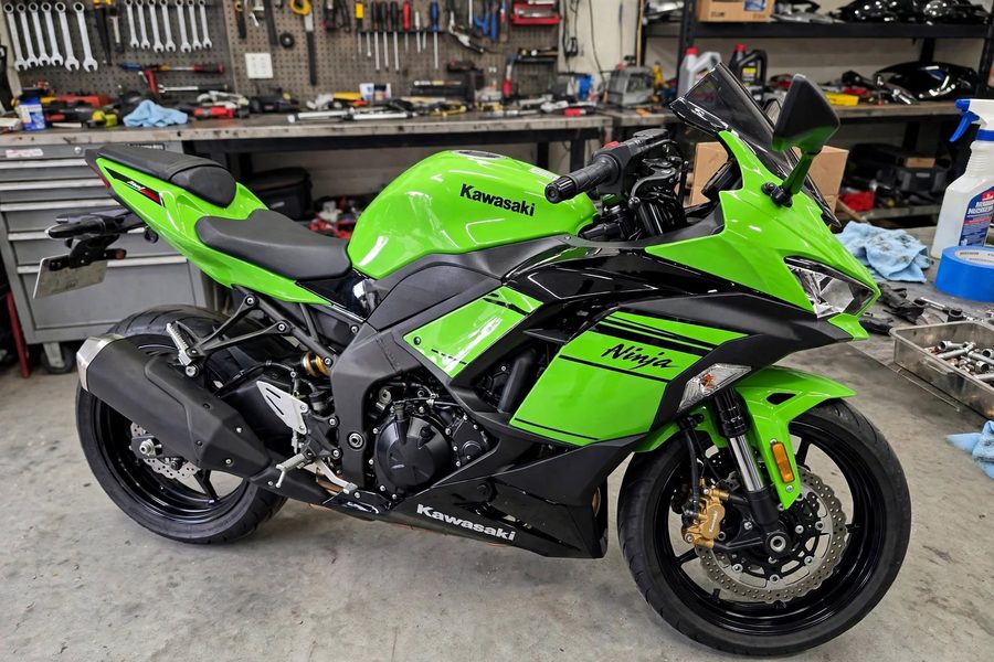 Kawasaki Ninja verte à l'atelier de débosselage sans peinture de Vitry-sur-Seine