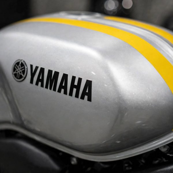 Réservoir Yamaha réparé sans peinture après débosselage