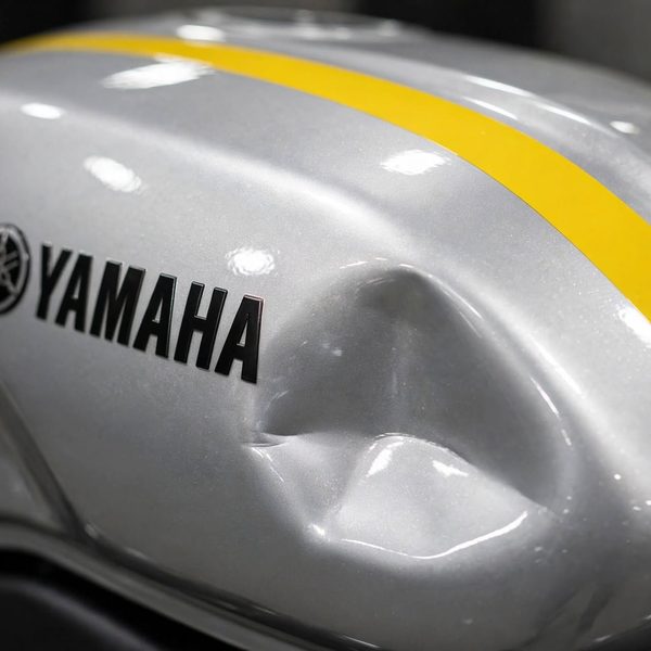 Réservoir Yamaha avec une bosse avant débosselage sans peinture