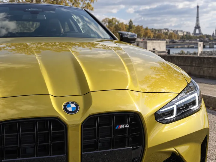 Après : capot de BMW Série 4 redressé par débosselage sans peinture à Paris, chaque impact traité, peinture d'origine conservée