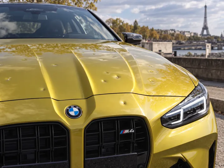 Avant : dégâts de grêle sur le capot d'une BMW Série 4 à Paris, impacts multiples sur toute la surface