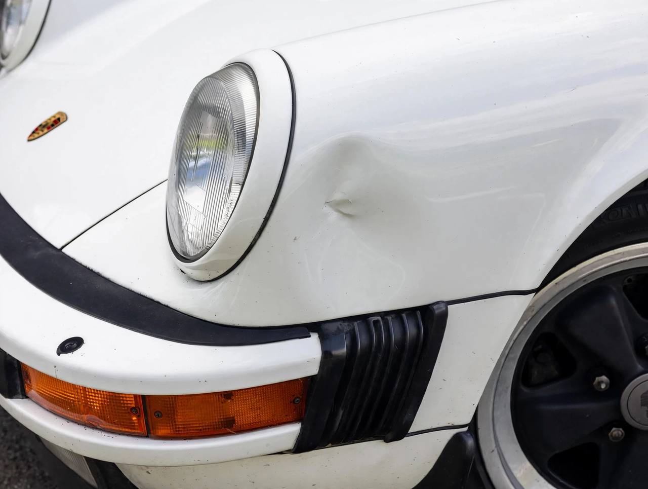 Porsche avant debosselage, impacts visibles