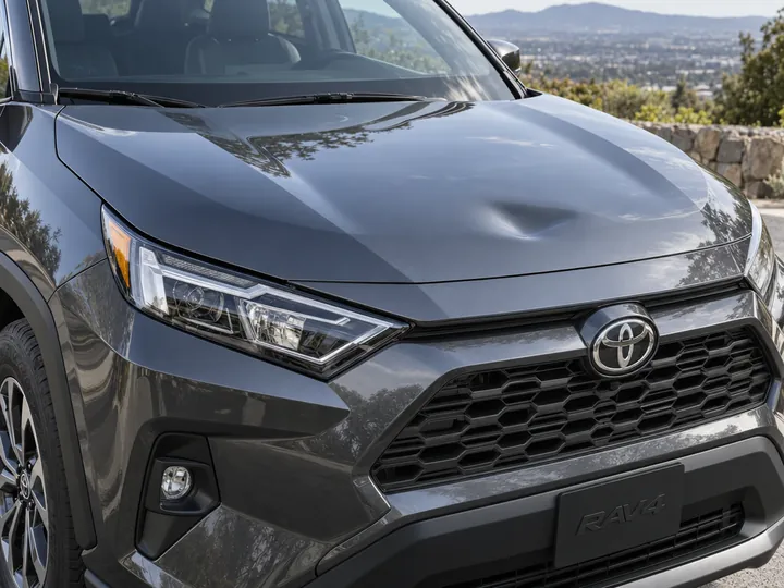 Jour 4 : capot aluminium de Toyota RAV4 avant débosselage, enfoncement diffus près de la base du pare-brise
