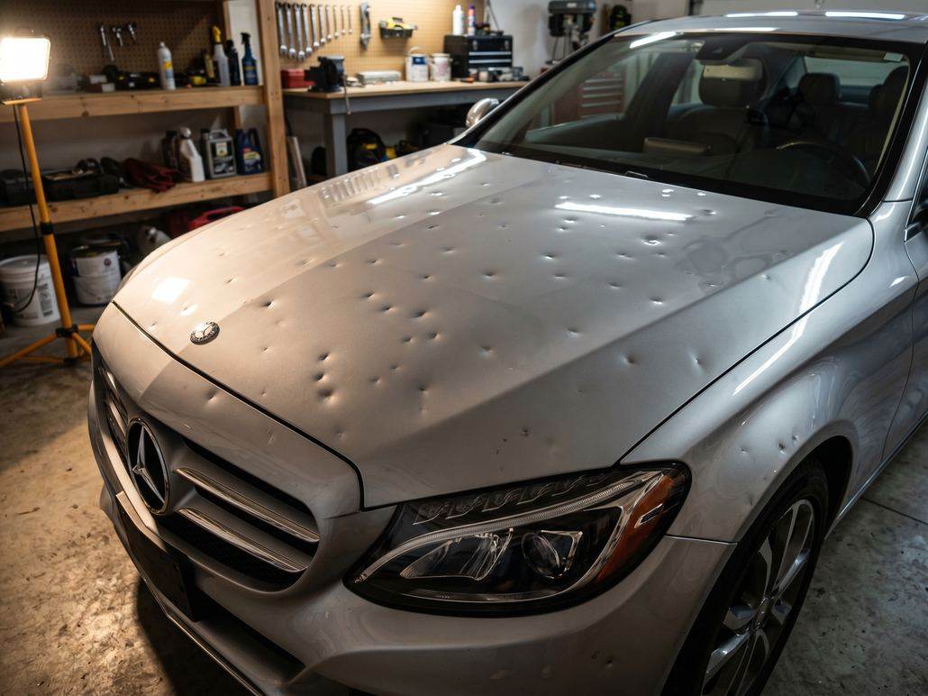 Avant : capot Mercedes Classe C couvert d'impacts de grêle