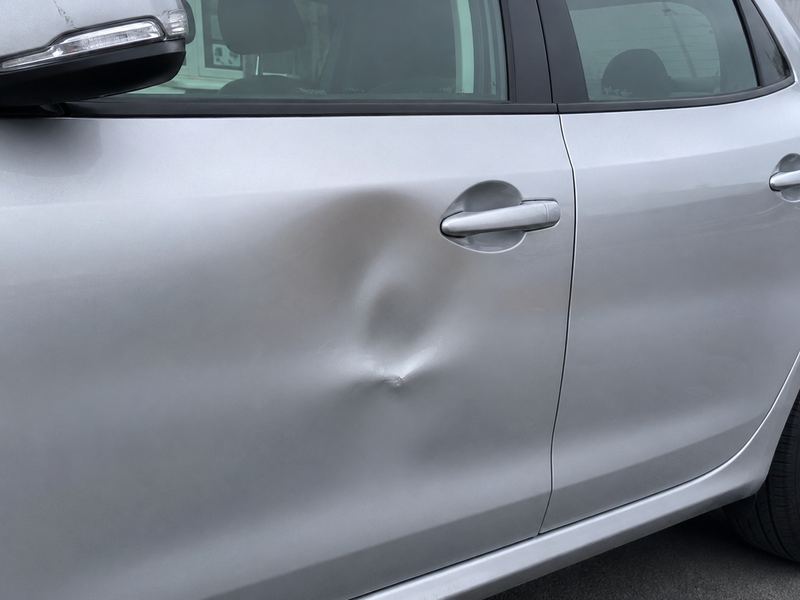 Avant : impact parking sur portière Peugeot 208