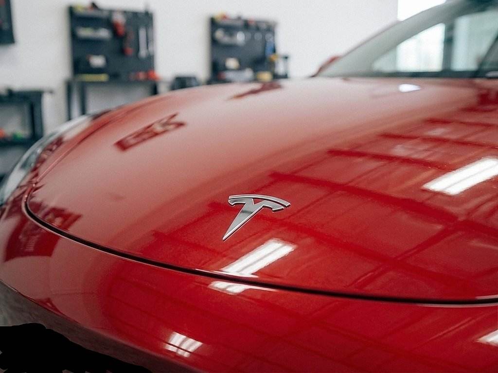 Après : carrosserie Tesla Model 3 restaurée en 45 minutes