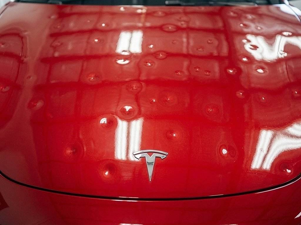Avant : impacts de grêle sur carrosserie Tesla Model 3