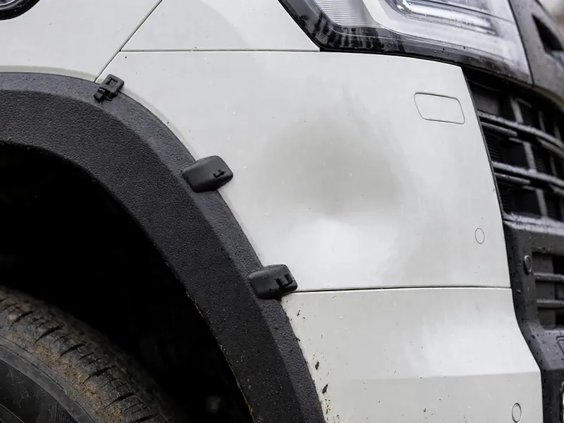 Avant intervention : Toyota Land Cruiser blanc avec bosse visible