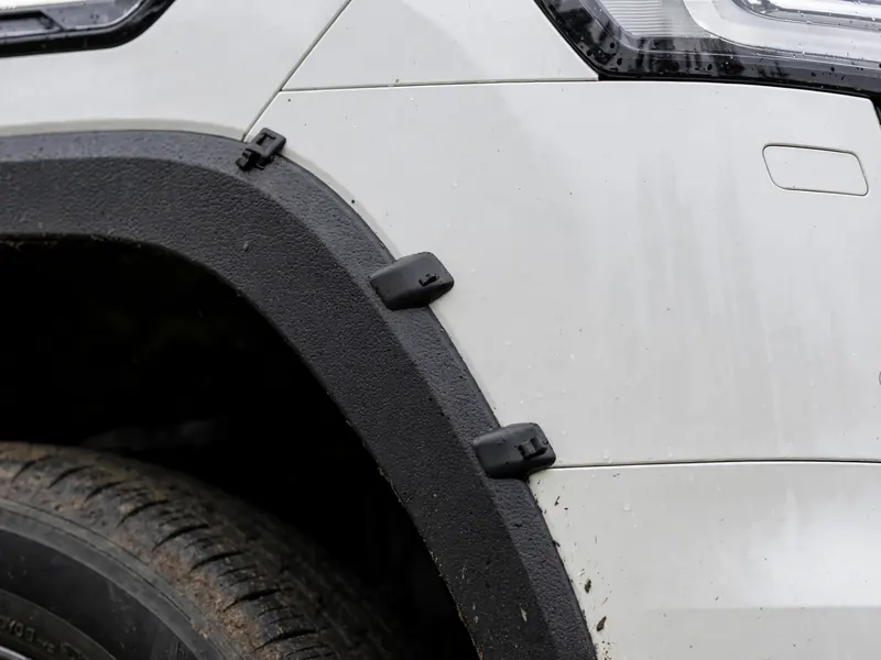 Après intervention : Toyota Land Cruiser blanc réparé, bosse disparue