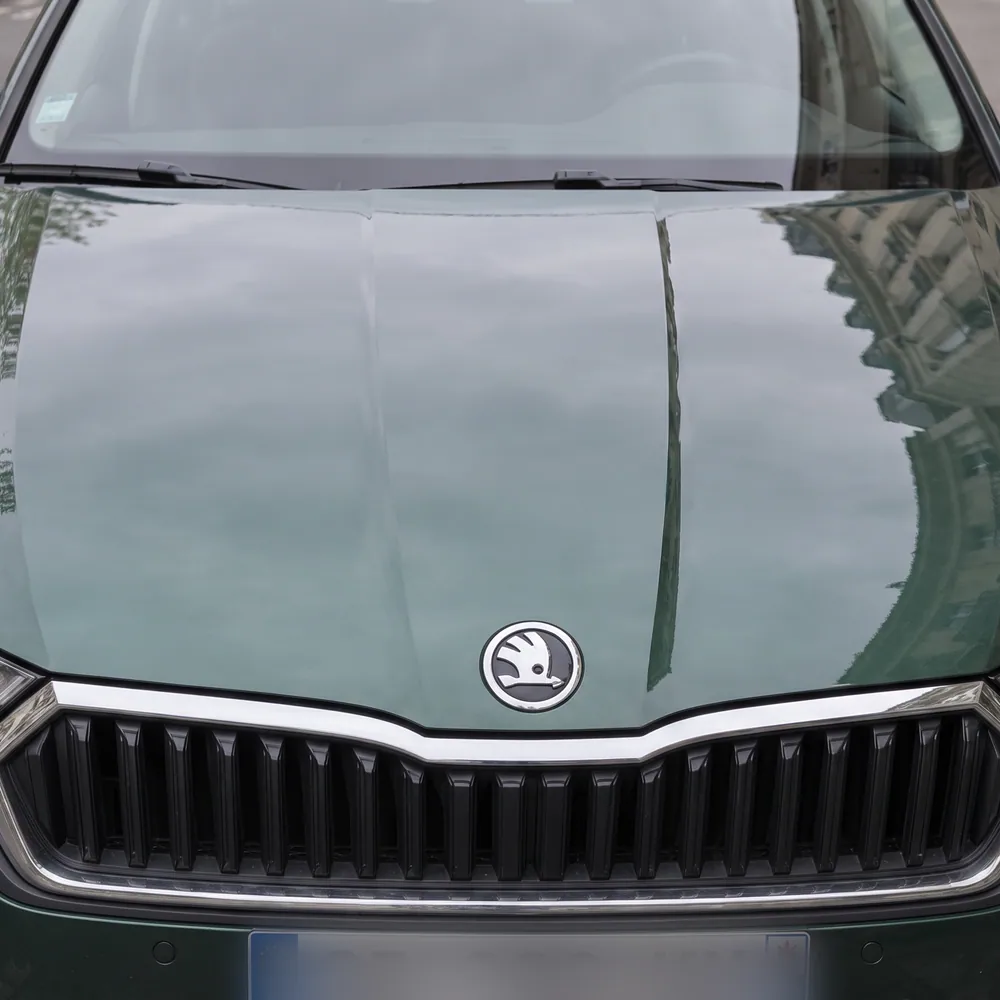 Après : capot Škoda Octavia redressé par débosselage sans peinture, peinture d'origine conservée